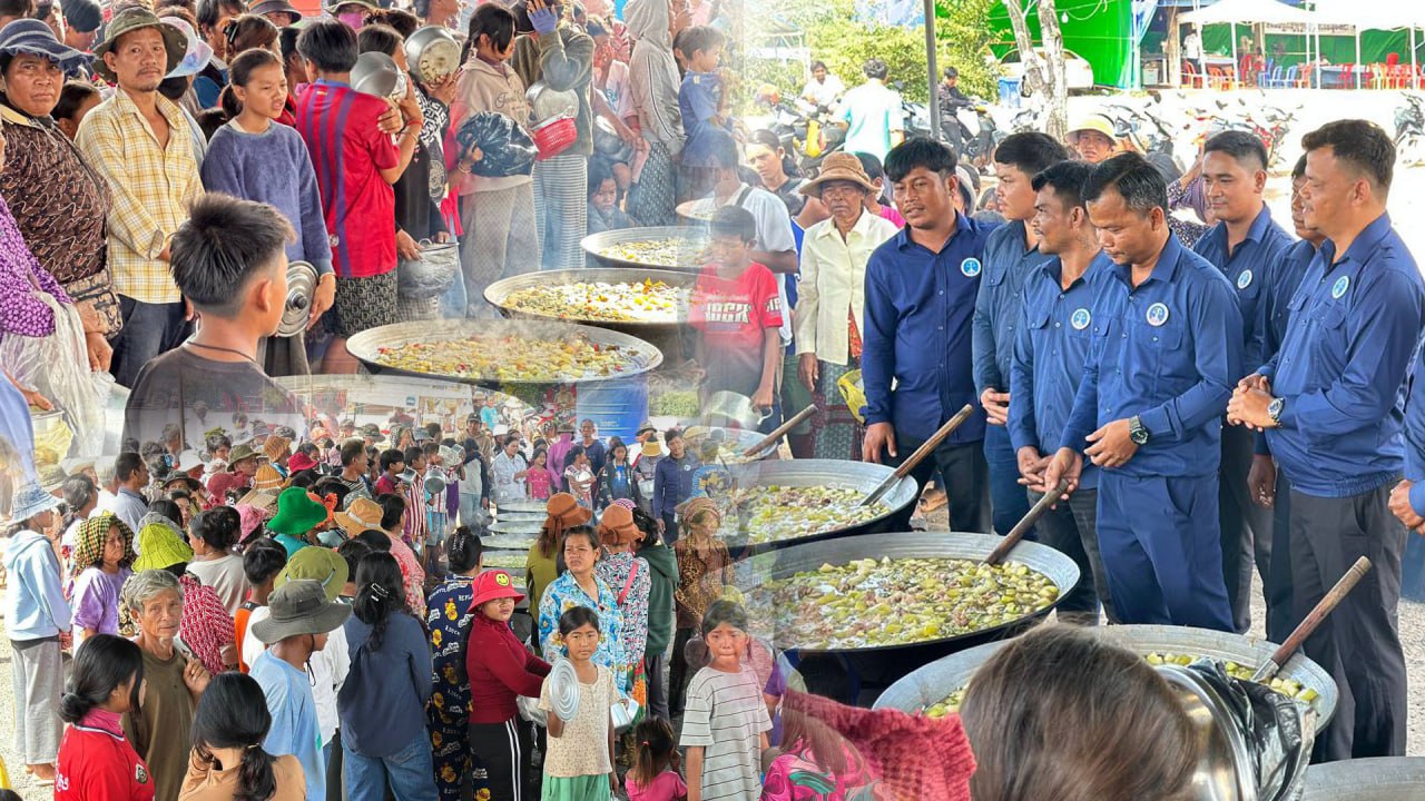 ជនភៀសសឹកជំរំវត្តពោធិ៍ ៥០០០ដើម ចំនួន ១,៤២២គ្រួសារ ស្មើ ៤,៣៣៤នាក់ បន្តទទួលបានការផ្គត់ផ្គង់ម្ហូបពីក្រុមការងារសហព័ន្ធយុវជនបូជាការពារយុត្តិធម៌ ដឹកនាំដោយអ្នកឧកញ៉ា ឡេង ណាវ៉ាត្រា