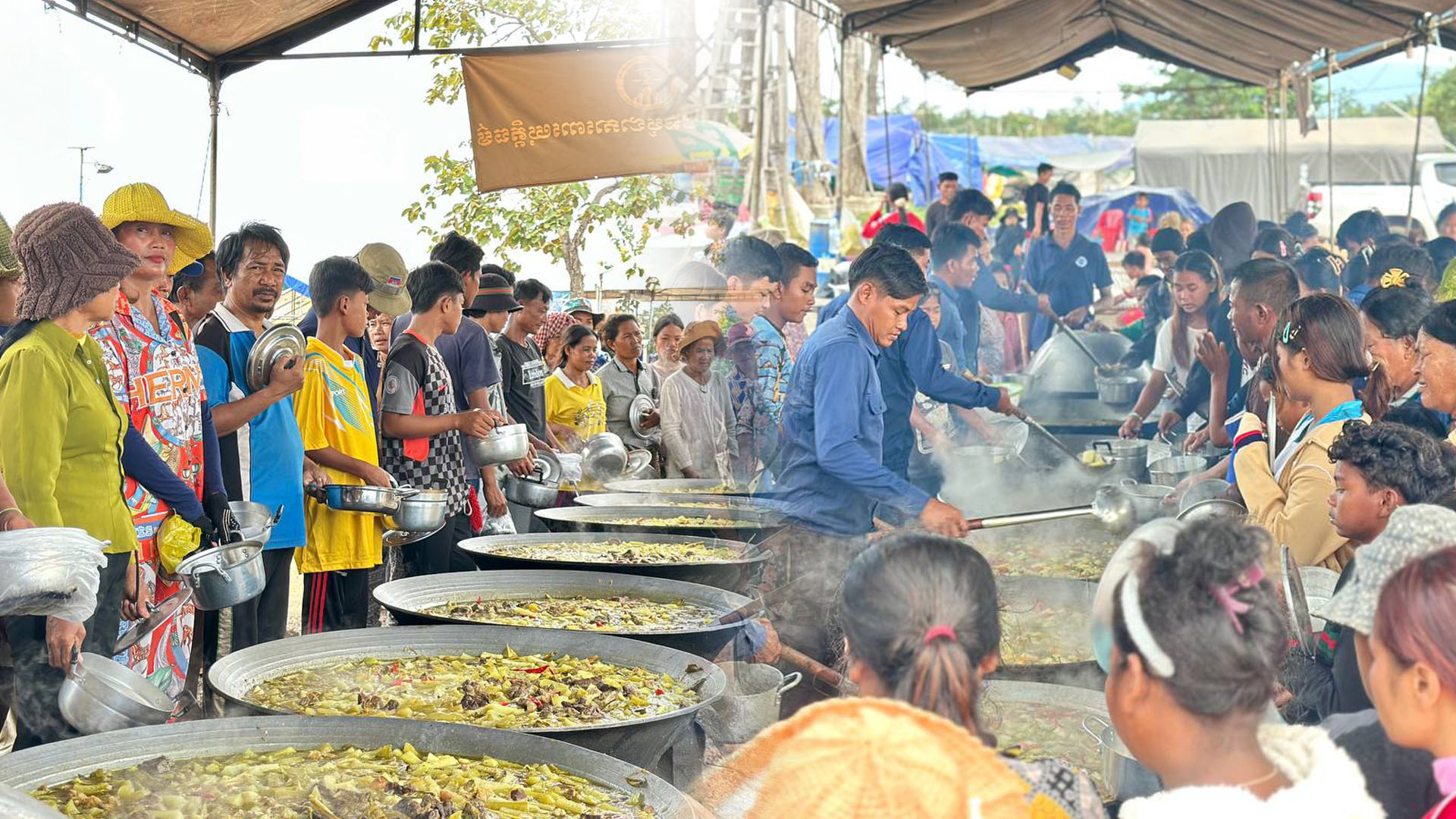 ជនភៀសសឹកខេត្តព្រះវិហារចំនួន ១,២៧៥គ្រួសារ ស្មើ ៣,៦៨៩នាក់ ក្រុមការងារសហព័ន្ធយុវជនបូជាការពារយុត្តិធម៌ ដឹកនាំដោយអ្នកឧកញ៉ា ឡេង ណាវ៉ាត្រា បន្តចម្អិនម្ហូបផ្គត់ផ្គង់ប្រចាំថ្ងៃ ២ពេល