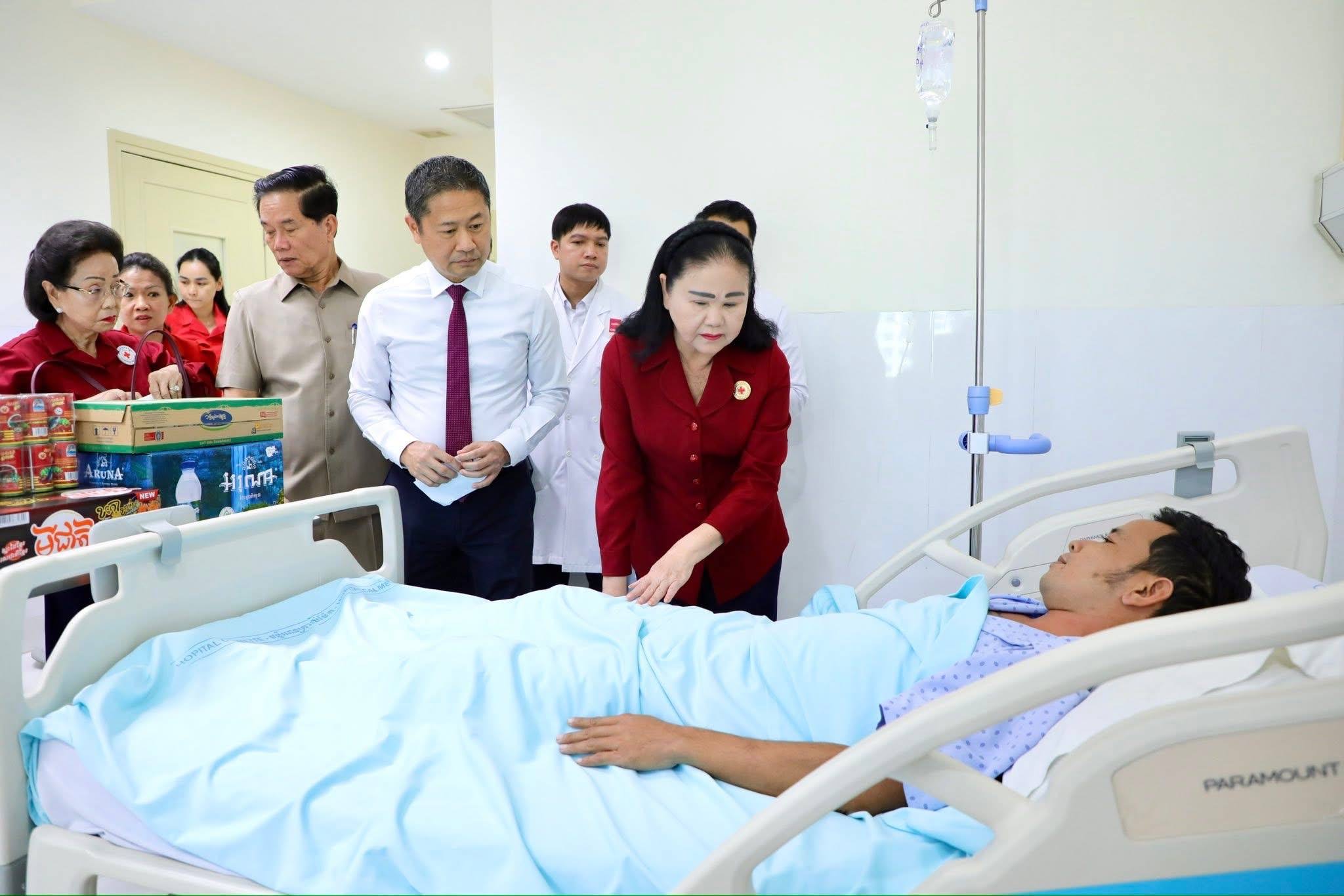 សម្តេចកិត្តិព្រឹទ្ធបណ្ឌិត ប៊ុន រ៉ានី ហ៊ុនសែន ចុះសួរសុខទុក្ខវីរយុទ្ធជនការពារបូរណភាពទឹកដី ដែលរងរបួសក្នុងសមរភូមិ កំពុងសម្រាកព្យាបាលនៅតាមមន្ទីរពេទ្យក្នុងរាជធានីភ្នំពេញ …!!