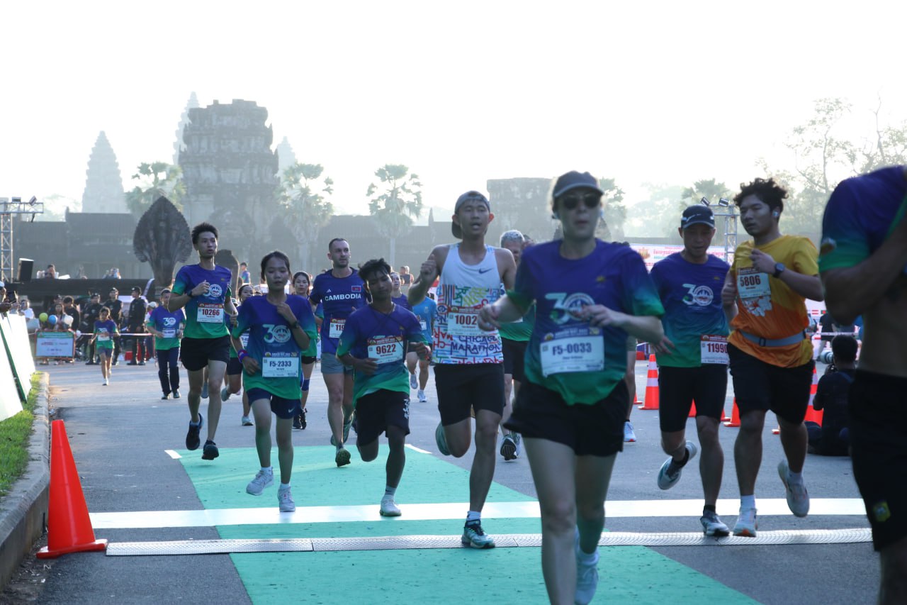 មនុស្សប្រមាណ ១៦ ០០០នាក់ ចូលរួមរត់ប្រណាំងអន្តរជាតិពាក់កណ្តាលម៉ារ៉ាតុងអង្គរលើកទី៣០ លើទឹកអង្គរ